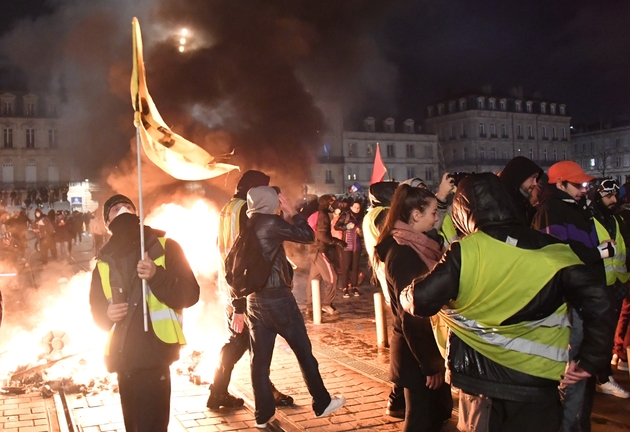 Des gilets jaunes rassemblés à Bordeaux, le 12 janvier 2019