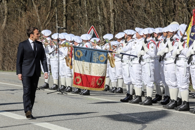 Emmanuel Macron fait la revue des troupes sur le plateau des Glières, haut lieu symbolique de la résistance, le 31 mars 2019