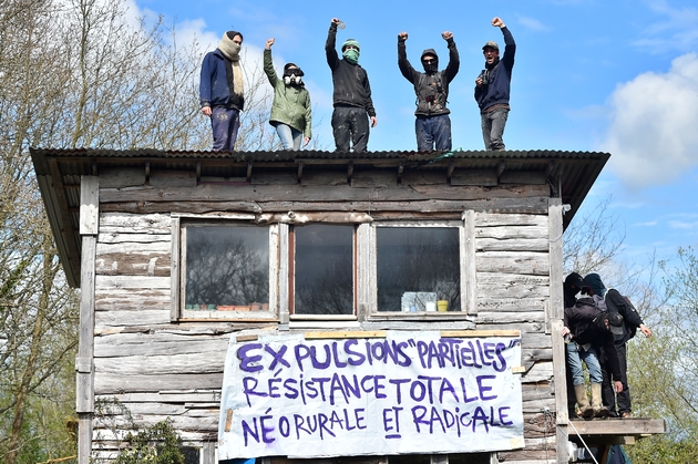 Manifestants perchés sur le toit d'une cabane de la ZAD de Notre-Dame-des-Landes le 11 avril 2018 lors de l'opération d'expulsion