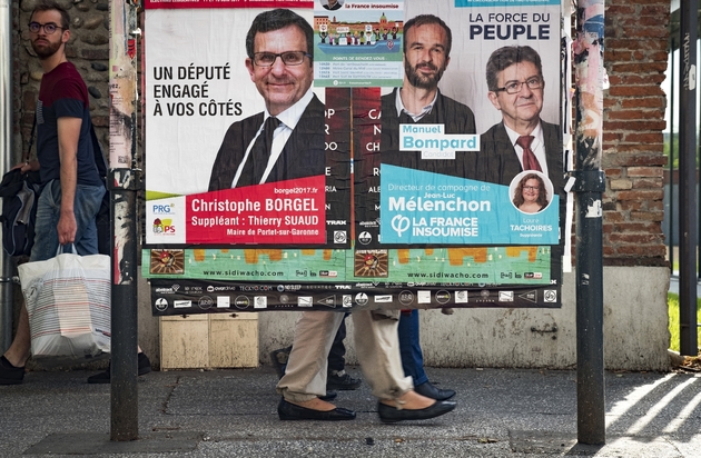 Panneau d'affichage électoral avec côte à côte les affiches de Christophe Borgel, candidat pour le PS (G) et de Manuel Bompard, bras droit de Jean-Luc Mélenchon, à Toulouse le 1er juin 2017