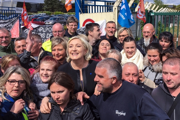 Marine Le Pen devant l'usine Whirlpool d'Amiens, le 26 avril 2017