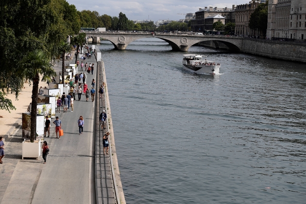 Des Parisiens se promènent au bord de la Seine, le 11 septembre 2016