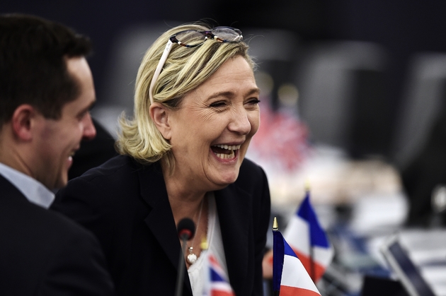 Marine Le Pen rit lors d'une session du Parlement européen, le 17 janvier 2017, à Strasbourg.
