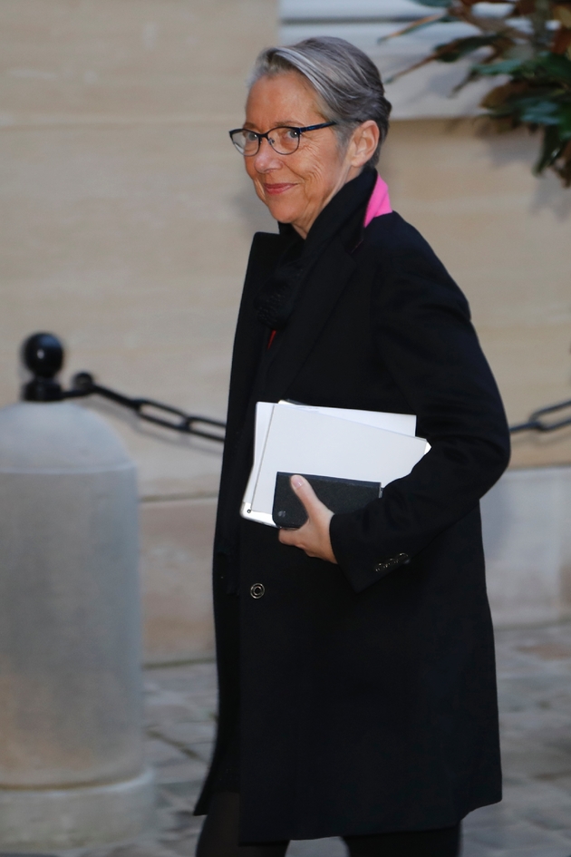 La ministre des Transports Elisabeth Borne quitte l'hôtel Matignon après une réunion sur la réforme de la SNCF à Paris le 19 février 2018