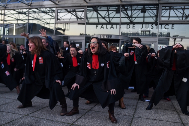 Une cinquantaine d'avocats ont fait un haka mercredi sur le parvis du tribunal de Bobigny pour dire leur colère face à la réforme des retraites, le 22 janvier 2020