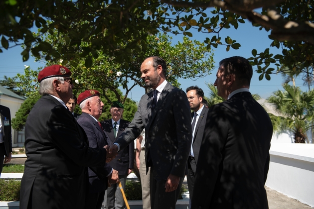 Le Premier ministre français Edouard Philippe salue des vétérans de la guerre de Dien Bien Phu, le 3 novembre 2018 lors de sa visite au Vietnam