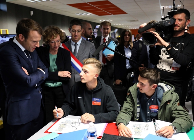 Emmanuel Macron lors d'une visite de l'Ecole d'application aux métiers des travaux publics à Egletons, le 4 octobre 2017