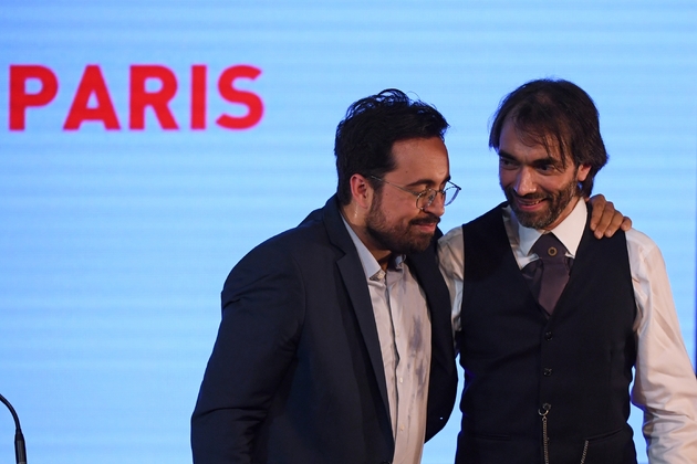 Cédric Villani (g) avec son ex-concurrent et désormais allié, Mounir Mahjoubi, lors d'un meeting à Paris, le 4 juillet 2019