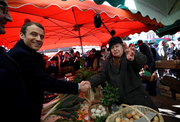 Emmanuel Macron sur un marché, le 29 avril 2017 à Poitiers