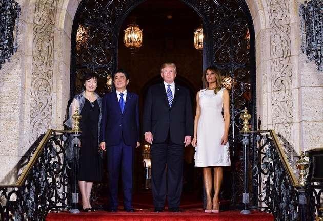 Donald Trump et Shinzo Abe aux côtés de leurs épouses, le 18 avril 2018, à Mar-a-Lago en Floride