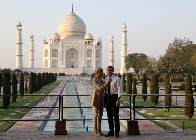 Le président Emmanuel Macron et son épouse Brigitte posent devant le Taj Mahal, le 11 mars 2018 à Agra, en Inde