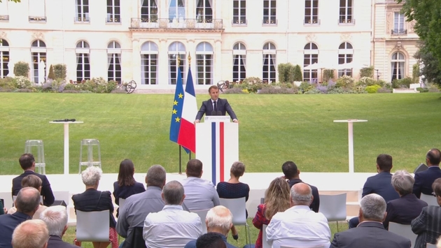 Emmanuel Macron dans les jardins de l'Elysée