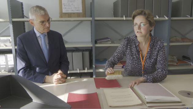 David Bellamy et Bénédicte Fichet devant un exemplaire de l'avant-projet constitutionnel de 1958