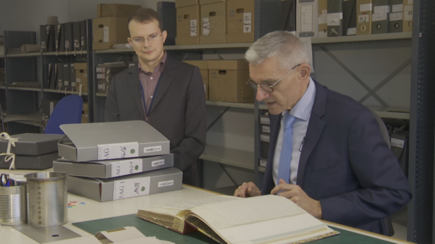 David Bellamy et Sébastien Studer devant le premier volume des manuscrits des discours du général de Gaulle aux Archives nationales
