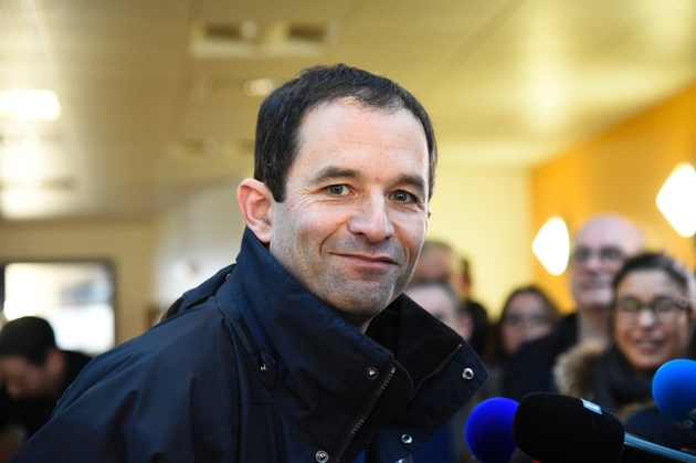 Le candidat à la primaire du PS Benoît Hamon vote à Trappes, près de Paris, le 22 janvier 2017