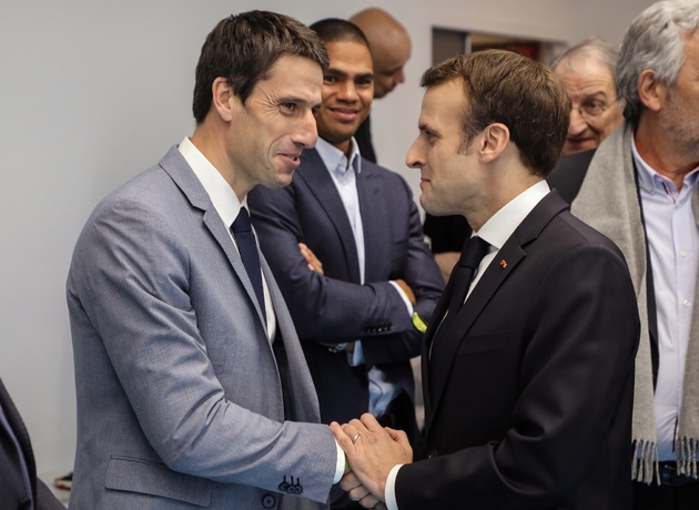 Le président Emmanuel Macron serre la main de Tony Estanguet, président du Comité d'organisation des JO de 2024, lors de l'inauguration du nouveau stade de handball de Créteil, le 9 janvier 2019  