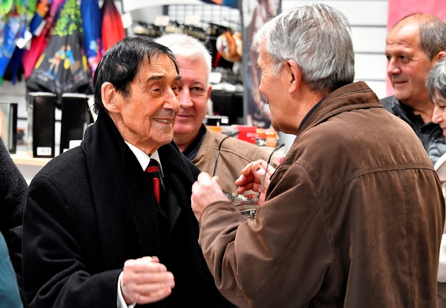 Marcel Berthomé (g), 98 ans, maire de Saint-Seurin-sur-l'Isle, en Gironde, rencontre des habitants dans une nouvelle boutique du centre commercial, le 25 janvier 2020