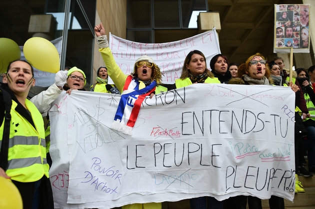 Gilets jaunes avec la banderole 