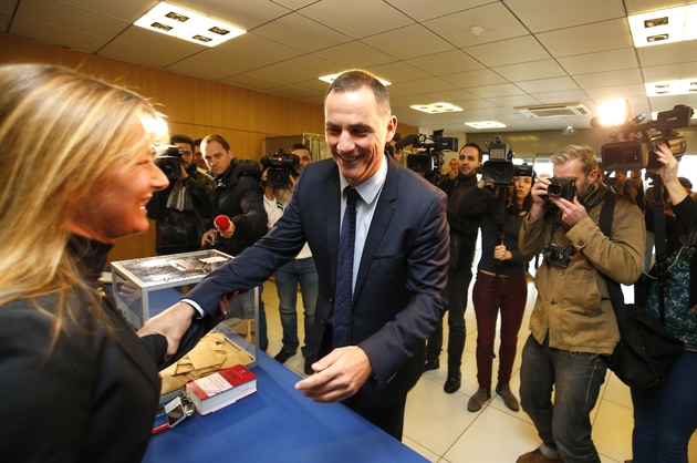 L'autonomiste Gilles Simeoni (c) dans un bureau de vote de Bastia, le 10 décembre 2017