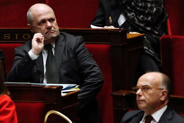 Le ministre de l'Intérieur Bruno Le Roux près du Premier ministre Bernard Cazeneuve à l'Assemblée nationale à Paris le 13 décembre 2016