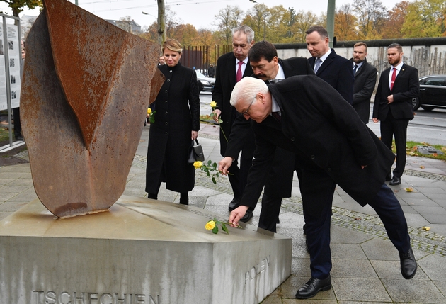 Le président allemand Frank-Walter Steinmeier et des dirigeants est-européens déposent des fleurs au pied d'un monument sur la Bernauer Strasse à Berlin, le 9 novembre 2019, pour la commémoration du trentième anniversaire de la chute du Mur.