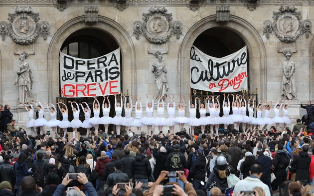 Les danseuses de l'Opéra de Paris dansent sur le parvis du palais Garnier le 24 décembre 2019