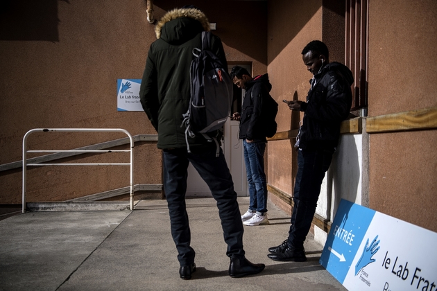 Des réfugiés qui habitent à Bray-sur-Seine attendent devant l'Association France Fraternités, le 10 février 2020