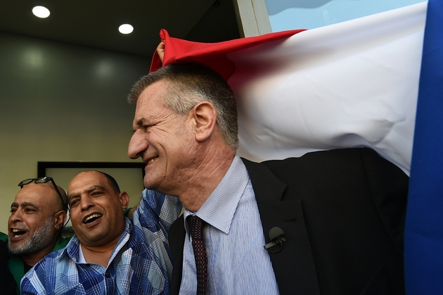 Le député centriste et candidat à la présidentielle Jean Lassalle (d), lors d'un déplacement de campagne à Marseille, le 12 avril 2017