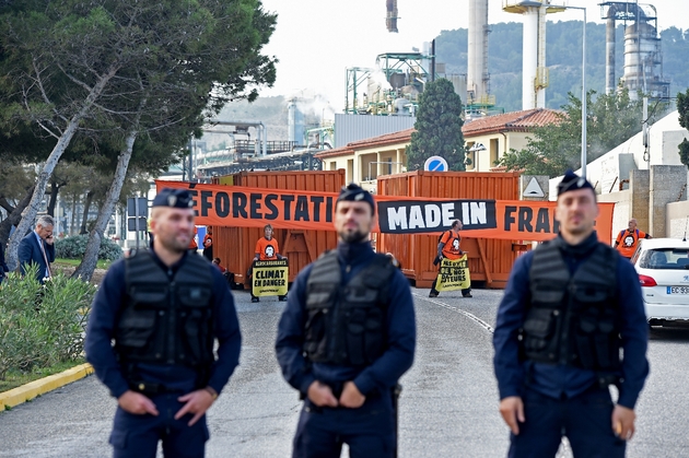 Des militants de Greenpeace ont déployé des banderoles près de la bioraffinerie Total de La Mède, près de Marseille, le 29 octobre 2019