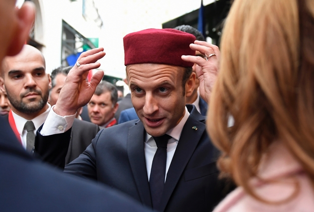 Le président français Emmanuel Macron dans la médina de Tunis le 1er février 2018