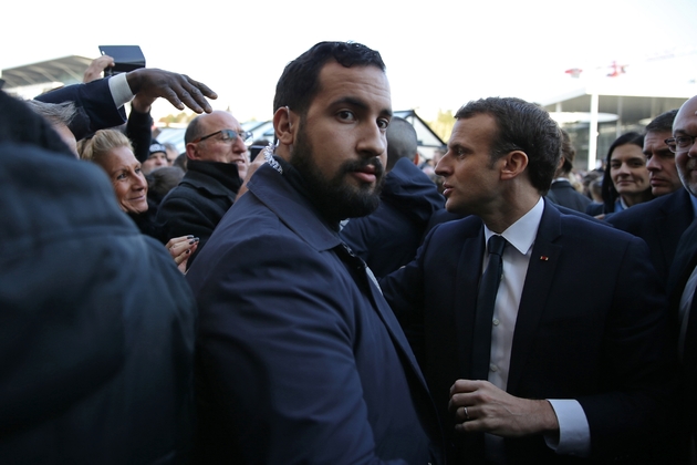 Alexandre Benalla (G) et Emmanuel Macron au salon de l'Agriculture Porte de Versailles, le 24 février 2018