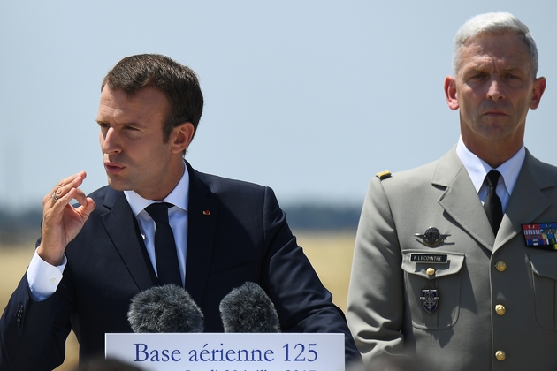 Le président Emmanuel Macron prononce un discours, au côté du général François Lecointre, devant la base aérienne d'Istres dans les Bouches-du-Rhône, le 20 juillet 2017