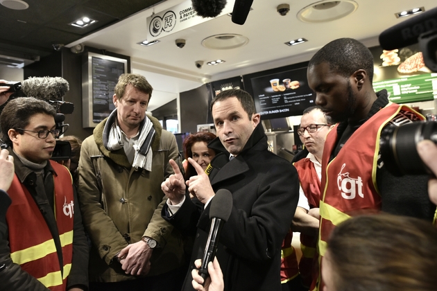 Yannick Jadot et Benoît Hamon dans un restaurant McDonald's, le 27 février 2017 à Paris 