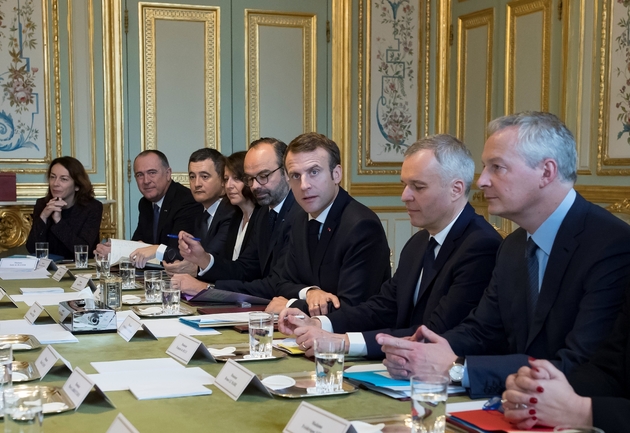 Le président Emmanuel Macron (c), le Premier ministre Edouard Philippe (5e g), le ministre de l'Ecologie François de Rugy (2e d) et le ministre des Finances Bruno Le Maire (d), lors d'une réunion sur la 