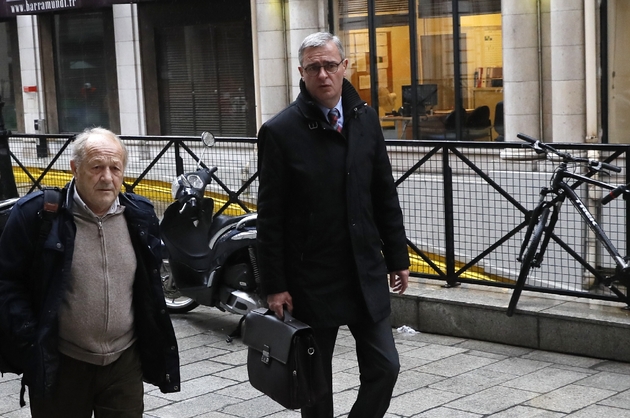 Marc Joulaud (D) à son arrivée au pôle financier le 24 mars 2017 à Paris 