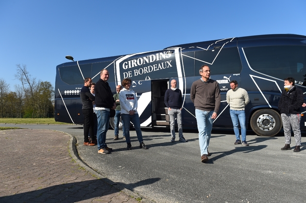 Membres du personnel soignant exerçant habituellement dans le sud, qui rejoigent des hôpitaux de l'est de la France à bord d'un bus mis à leur disposition par les Girondins de Bordeaux, le 2 avril 2020, sur la route vers l'est