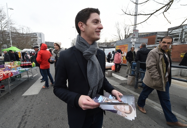 Un militant du mouvement En Marche! venu tracter pour Emmanuel Macron le 2 février 2007 sur un marché à Toulouse