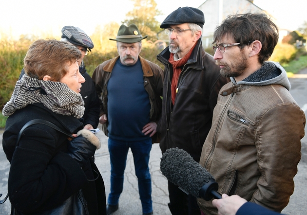 La préfète des Pays de la Loire Nicole Klein (à gauche) parle avec des opposants à l'aéroport de Notre-Dame-des-Landes sur la 