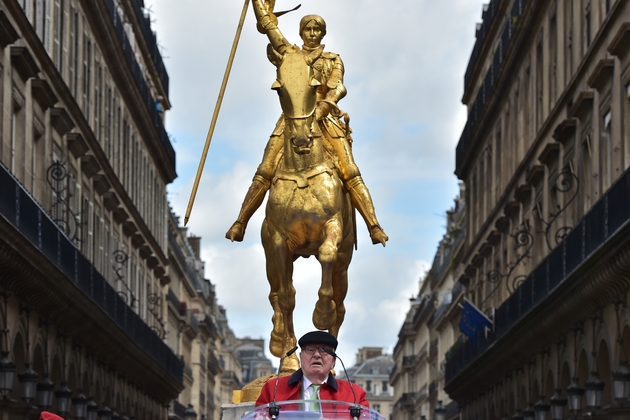 Jean-Marie Le Pen a rendu son traditionnel hommage à Jeanne d'Arc, le 1er mai 2017 place des Pyramides, dans le 1er arrondissement de Paris, où se trouve la statue équestre de Jeanne d'Arc.  