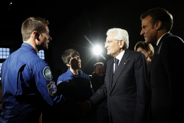 Le président italien Sergio Mattarella et son homologue français Emmanuel Macron rencontre les astronautes Thomas Pesquet et Samantha Cristoforetti au cours de commémorations du 500e anniversaire de la mort de Léonard de Vinci à  Chambord, en France