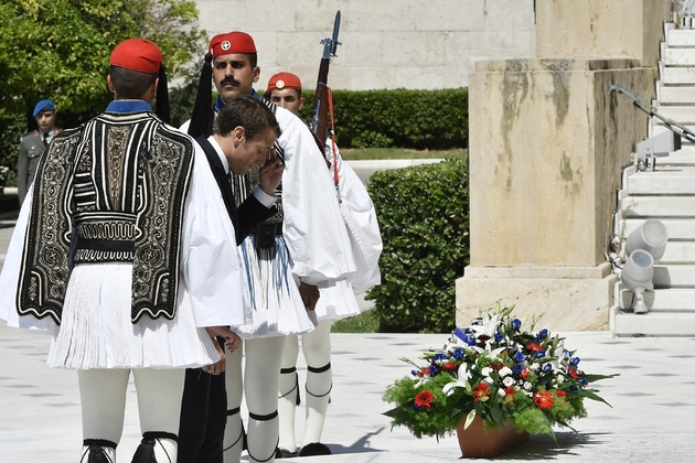 Emmanuel Macron se recueille devant un monument en hommage au soldat inconnu, lors de sa visite officielle à Athènes, le 7 septembre 2017