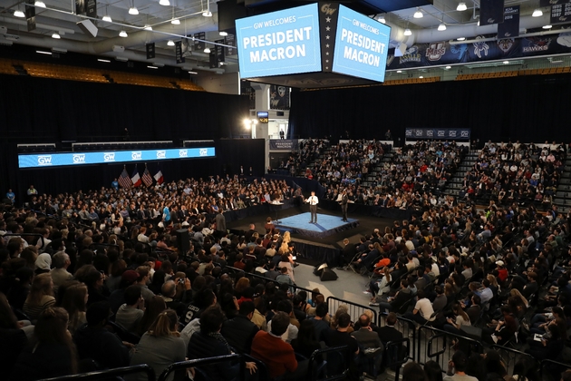 Emmanuel Macron devant les étudiants de l'Université George Washington, le 25 avril 2018, au dernier jour de sa visite d'Etat aux Etats-Unis