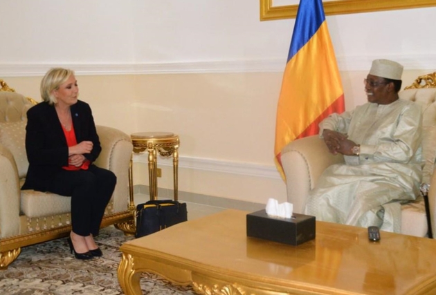 Le président tchadien Idriss Deby Itno parle avec Marine Le Pen le 21 mars 2017 au Palais présidentiel à N'Djamena