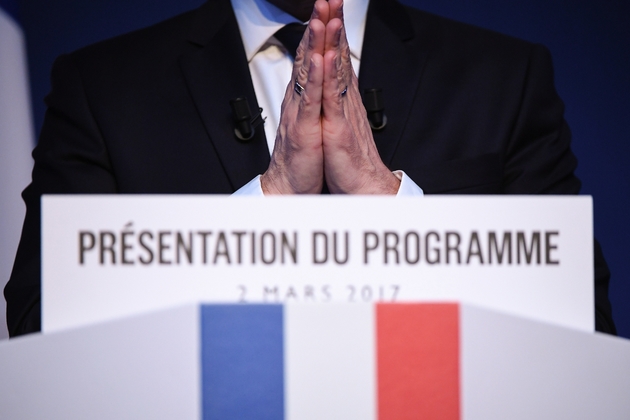 Les mainns d'Emmanuel Macron durant la présentation de son programme, le 2 mars à Paris