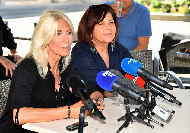 La candidate de La République en marche (REM) dans le Gard, Marie Sara (g), et sa suppléante Katy Guyot, le 12 juin 2017 à Vauvert