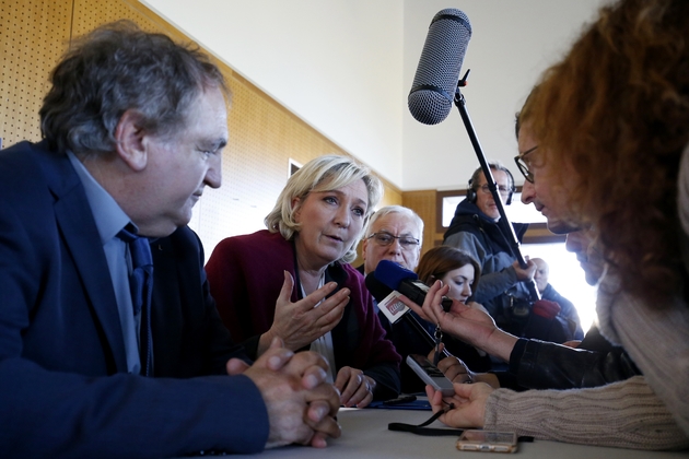 La présidente du Front national Marine Le Pen répond aux questions de journalistes, en Corse, le 26 novembre 2017