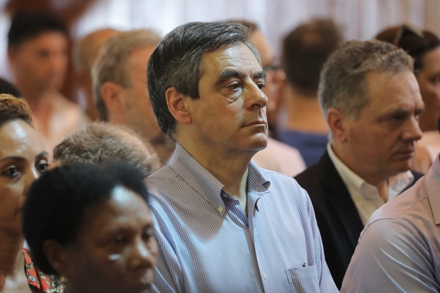 François Fillon lors d'une messe dans une église de Saint-Gilles-les-Bains à La Réunion, le 12 février 2017
