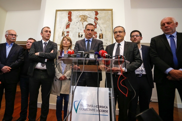 Conférence de presse de Gilles Simeoni (au centre) et Jean-Guy Talamoni (3e à droite) à Ajaccio le 3 avril 2019