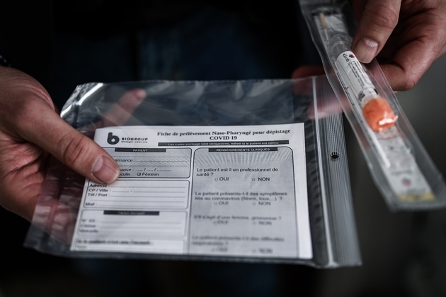 Test au Covid-19 dans le cabinet du médecin Michael Bohbot à  Ormesson-sur-Marne, en banlieue parisienne, le 25 mars 2020