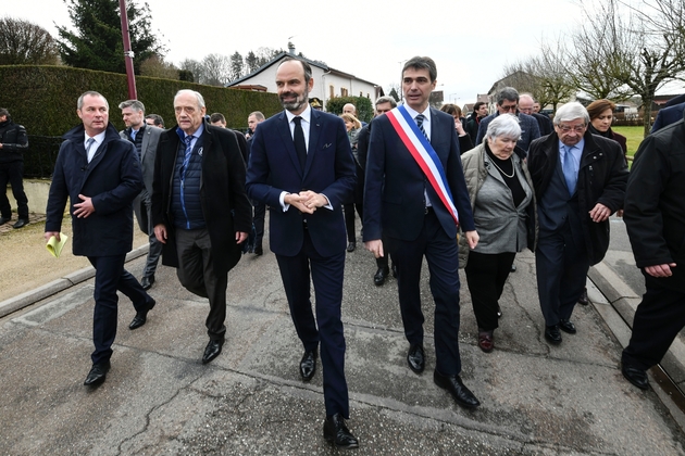 Le Premier ministre Edouard Philippe dans une rue de Girancourt dans les Vosges, le 20 février 2020